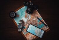 Seorang pelancong sedang merencanakan rute perjalanan dan menghitung anggaran menggunakan catatan serta peta destinasi wisata.