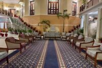 Suasana lobi penginapan klasik yang memadukan keanggunan arsitektur masa lalu dengan kehangatan pelayanan bagi para tamu yang datang beristirahat.