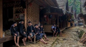 Suasana pemukiman tradisional di Nusa Tenggara Timur yang menawarkan ketenangan alam dan kehangatan interaksi budaya bagi para pelancong.