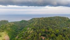 Pemandangan keindahan lanskap laut laut Banda dengan latar belakang Gunung Api Banda di Maluku Tengah yang menjadi salah satu destinasi wisata berkelanjutan terfavorit.