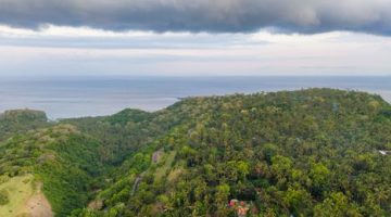 Pemandangan keindahan lanskap laut laut Banda dengan latar belakang Gunung Api Banda di Maluku Tengah yang menjadi salah satu destinasi wisata berkelanjutan terfavorit.